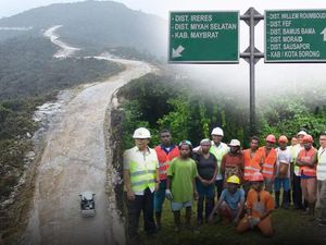 Sehari Menjajal Jalan Trans Papua yang Menembus Gunung