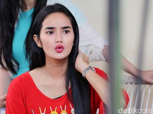 Bibir Merah Faby Marcelia
