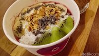 Dingin Menyehatkan Smoothies Bowl Acai Berry yang Asam Segar