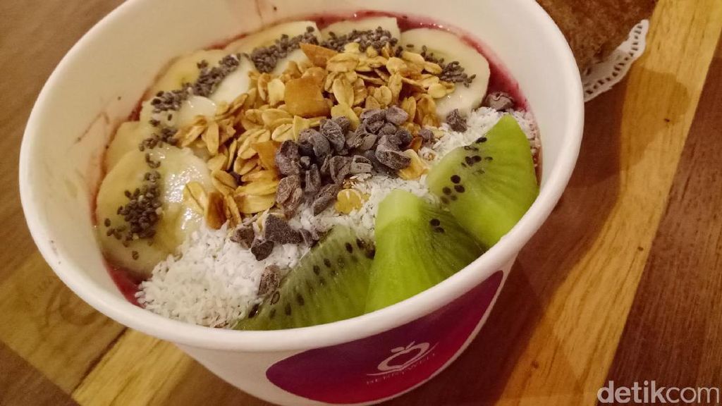 Dingin Menyehatkan Smoothies Bowl Acai Berry yang Asam Segar Dingin Menyehatkan Smoothies Bowl Acai Berry yang Asam Segar