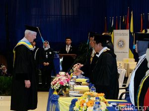 Peraih Nobel Ekonomi Terima Gelar Doktor Honoris Causa dari Unair