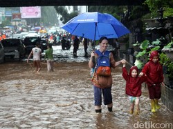BMKG: Jabodetabek, Sebagian Indonesia Dibayangi Hujan Lebat Besok