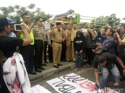 Warga Lamongan Kumpulkan Uang untuk Perbaiki Jalan yang Rusak