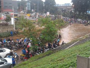 Begini Kemacetan di Kalimalang Imbas Genangan di Kolong Tol JORR