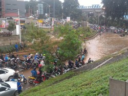 Begini Kemacetan di Kalimalang Imbas Genangan di Kolong Tol JORR