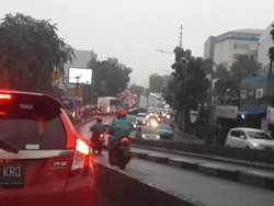 Senin Pagi Hujan Guyur Jakarta, Sejumlah Ruas Jalan Macet