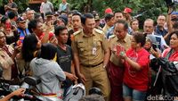 Ahok Kunjungi Pengungsi Banjir Cipinang Melayu