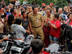 Ahok Kunjungi Pengungsi Banjir Cipinang Melayu