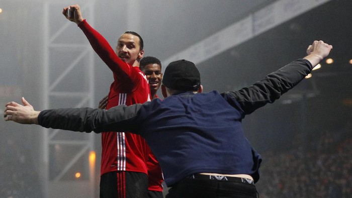 Sanjung Ibrahimovic, Giggs Singgung Nama Cantona