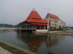 Ketenangan Masjid Terapung di Pasuruan