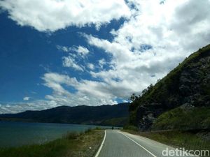 Tak Kalah dengan Luar Negeri, Papua Punya Jalan Indah di Tepi Laut Tak Kalah dengan Luar Negeri, Papua Punya Jalan Indah di Tepi Laut