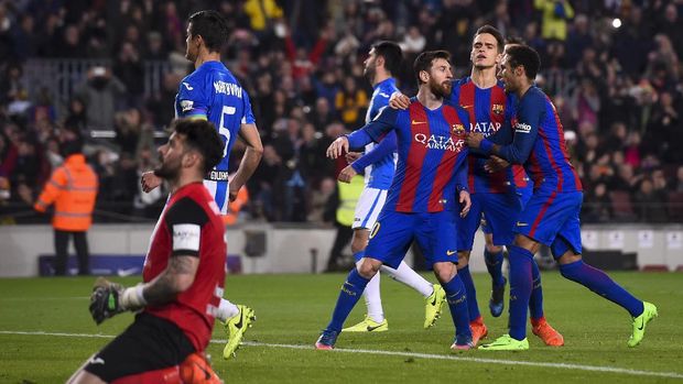 Barcelona's Argentinian forward Lionel Messi (3R) is congratulated by teammates Barcelona's Brazilian forward Neymar (R) and Barcelona's midfielder Denis Suarez (2R) after scoring a goal during the Spanish league football match FC Barcelona vs CD Leganes at the Camp Nou stadium in Barcelona on February 19, 2017. / AFP PHOTO / Josep Lago