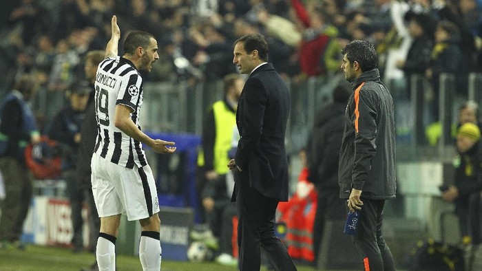 TURIN, ITALY - FEBRUARY 24:  Juventus FC coach Massimiliano Allegri speaks to  his player Leonardo Bonucci during the UEFA Champions League Round of 16 match between Juventus and Borussia Dortmund at Juventus Arena on February 24, 2015 in Turin, Italy.  (Photo by Marco Luzzani/Getty Images)