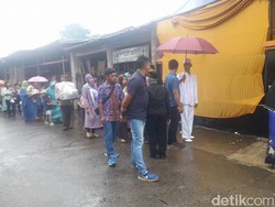 Demi Ijab-Kabul, Mempelai Pria Ini Terjang Banjir Bekasi