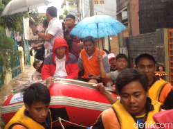 Naik Perahu Karet, Anies Susuri Banjir di Cipinang Melayu