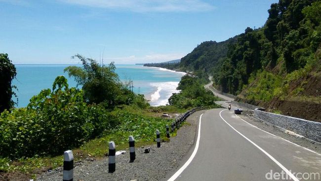 Berada di Pinggir Laut ini Penampakan Trans Papua Barat