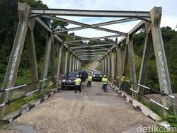 Pemerintah Berdayakan Masyarakat Merawat Jalan Trans Papua