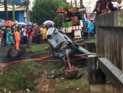 Mobil Tertabrak KRL di Cengkareng, 2 Orang Luka Parah