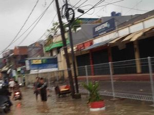 Banjir Setinggi 50 Cm Genangi Perumahan Duta Kranji Bekasi