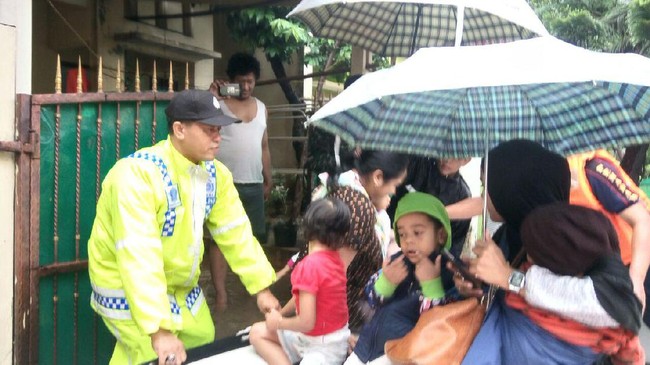 Polisi Evakuasi Korban Banjir di Pekayon Jaya Bekasi