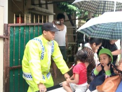 Polisi Evakuasi Korban Banjir di Pekayon Jaya Bekasi