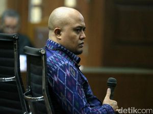 Putu Sudiartana Bacakan Pledoi