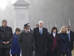Kunjungan Emosional Wapres AS ke Kamp Konsentrasi Nazi di Jerman Kunjungan Emosional Wapres AS ke Kamp Konsentrasi Nazi di Jerman