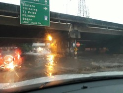 Kolong Tol JORR Kalimalang Tergenang Air, Arus Lalin Macet