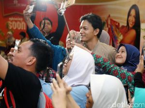 Fedi Nuril Diserbu Penonton SYTD 2