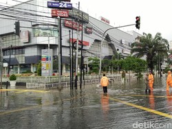 Jalan Depan Arion Mall Rawamangun Banjir, Satu Jalur Ditutup