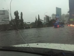 Kali di Jakbar Meluap, Jalan Sekitar Kampus Trisakti Tergenang 30 Cm