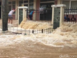 Tanggul Kali Sunter Jebol, Perumahan Cipinang Indah Terendam Banjir