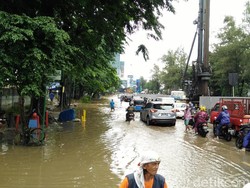 Banjir di Jatinegara Kaum, Pos RW Hanyut