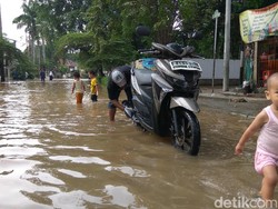 Banjir di Cipinang Indah Dimanfaatkan Warga untuk Cuci Motor