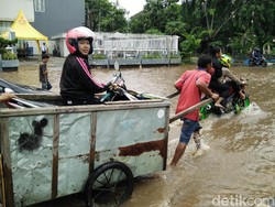 Tembus Banjir Kelapa Gading, Pemotor Ini Menumpang Gerobak