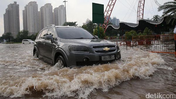 Kali Meluap, Depan Pintu Masuk Hailai Ancol Terendam Banjir
