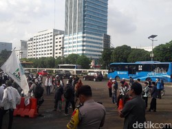 Massa di Depan Gedung DPR Bubar, Lalin Mulai Lancar