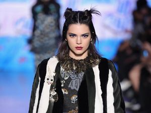 Bergaya ala Marilyn Monroe, Kendall Jenner Tampil Topless