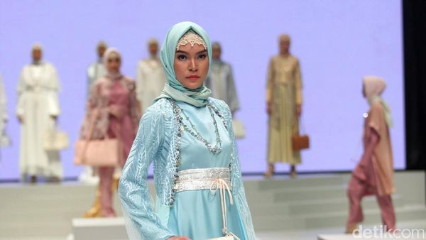 Foto: Koleksi Anniesa Hasibuan di Indonesia Fashion Week 2017