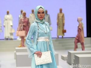 Foto: Koleksi Anniesa Hasibuan di Indonesia Fashion Week 2017