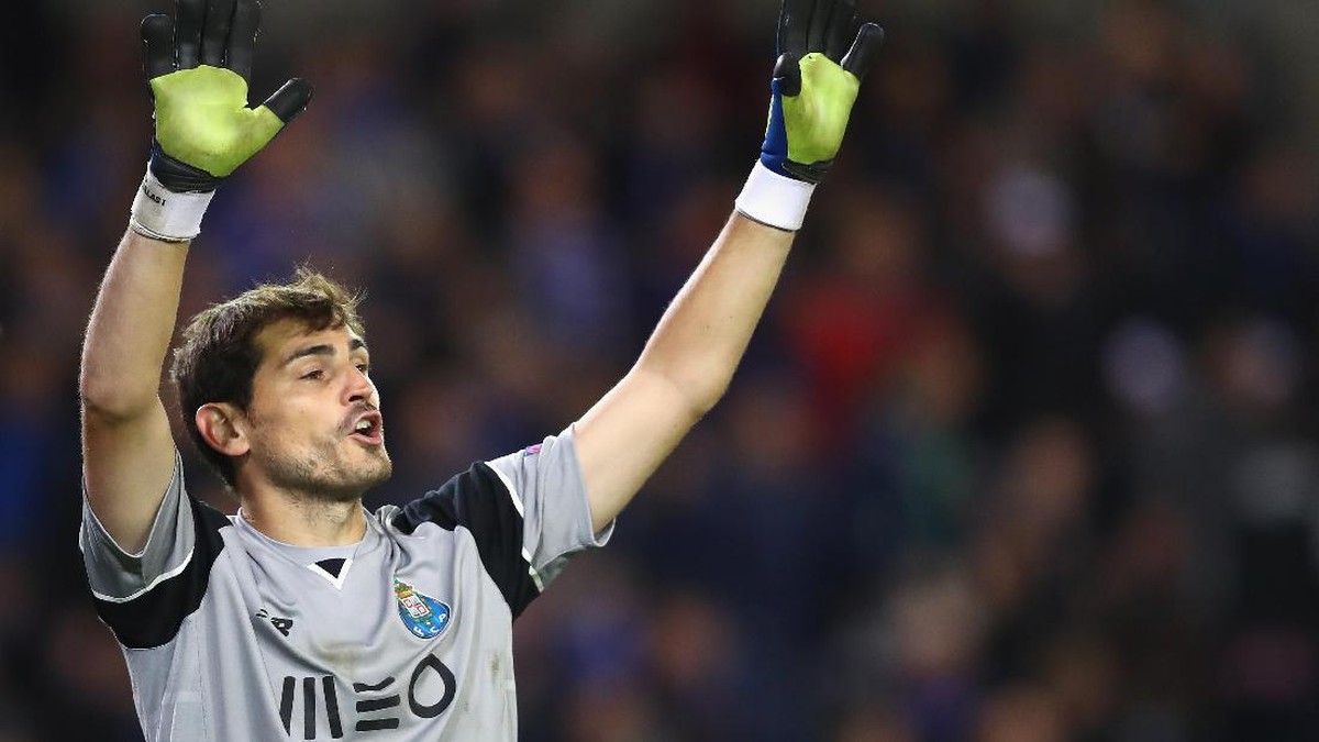 Iker Casillas masih akan berseragam FC Porto musim depan (Foto: Dean Mouhtaropoulos/Getty Images)