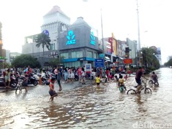 Belum Surut, Banjir di Kelapa Gading Jadi Tontonan Warga