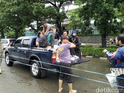 Mobil Angkut Disiapkan untuk Warga Seberangi Banjir Kelapa Gading