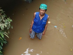 Cerita Bang Edi, Loper Koran Difabel yang Nikmati Banjir Jadi Berkah