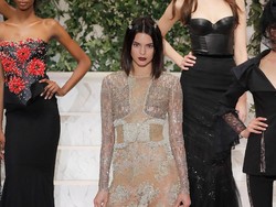 Kendall Jenner Pamer Rambut Baru di New York Fashion Week, Mana Favoritmu?