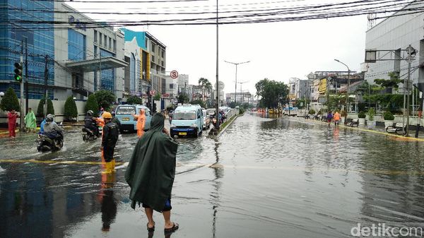 Jalan Depan Arion Mal Rawamangun Terendam Banjir