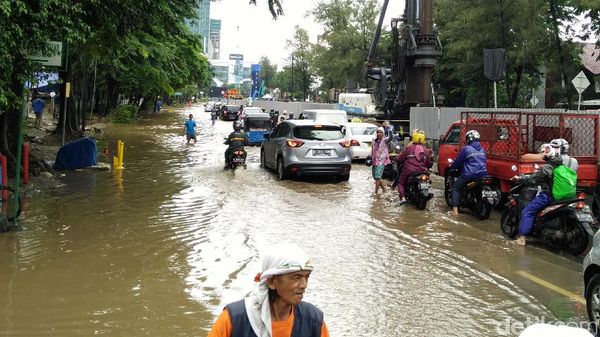 Banjir di Jatinegara Kaum, Lalin Terputus
