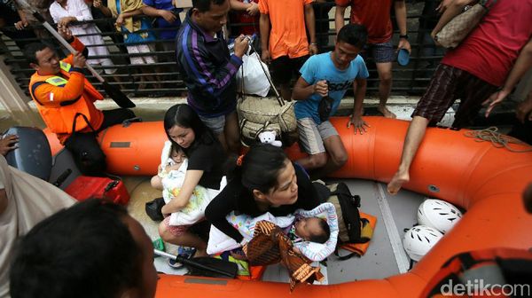 Evakuasi Bayi Korban Banjir