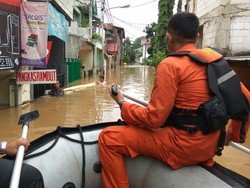 Berperahu Karet, Petugas Bujuk Warga Cipinang Melayu untuk Ngungsi