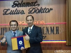 Kakak Beradik Ini Sabet Gelar Doktor Hukum dari Unair